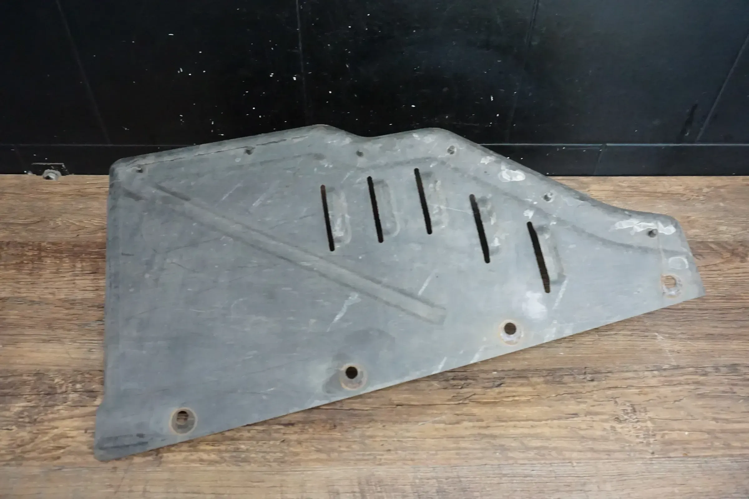 VW T5 7H Multivan Abdeckung Hitzeschutzblech Verkleidung vorne links 7H0825207K - Bild 1