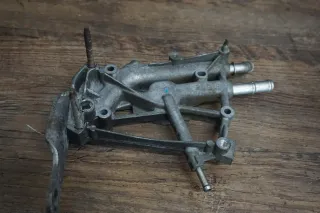 VW Bus T6 TDI AGR Halter für Kühler Abgasrückführungskühler 04L131425E - Bild 1