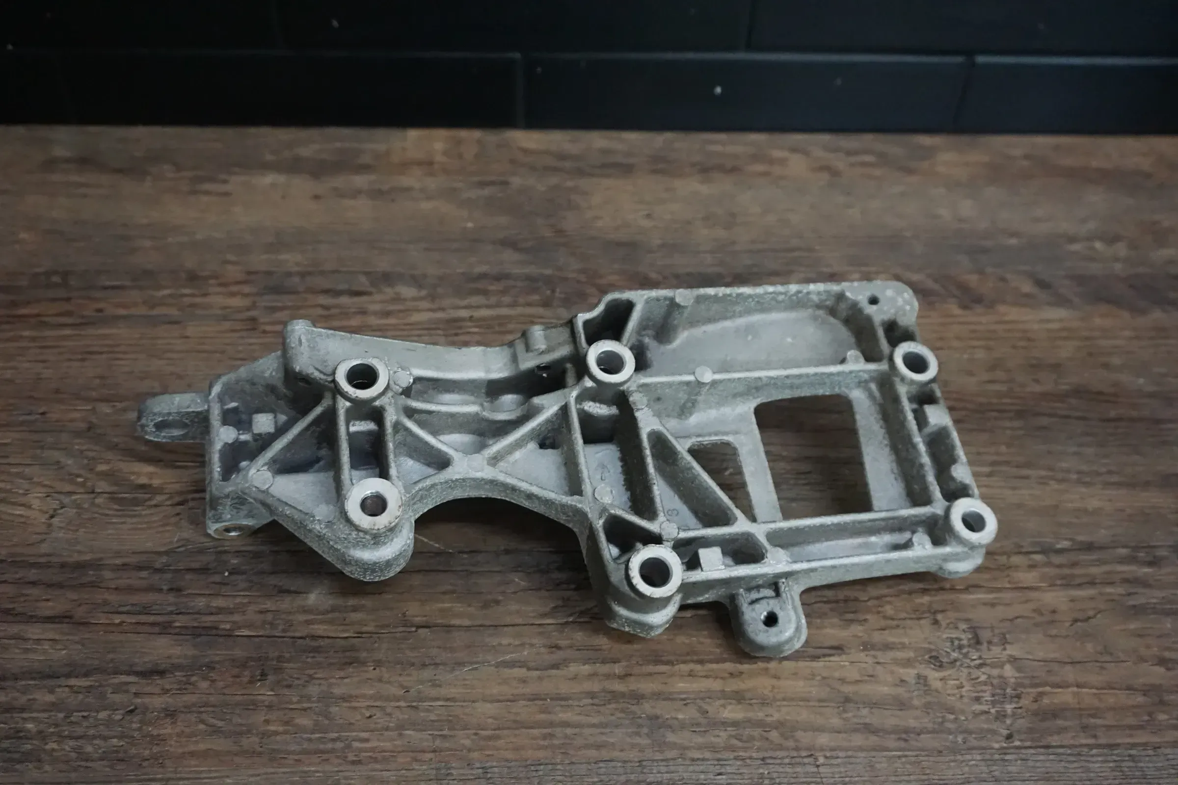Aggregatehalter Audi A3 8P VW Golf 5 Halterung Lima Klimakompressor 06F903143E - Bild 1