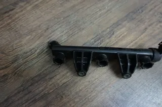 Seat Ibiza 6L Kraftstoffverteiler Einspritzleiste Leiste 03D133329B - Bild 3