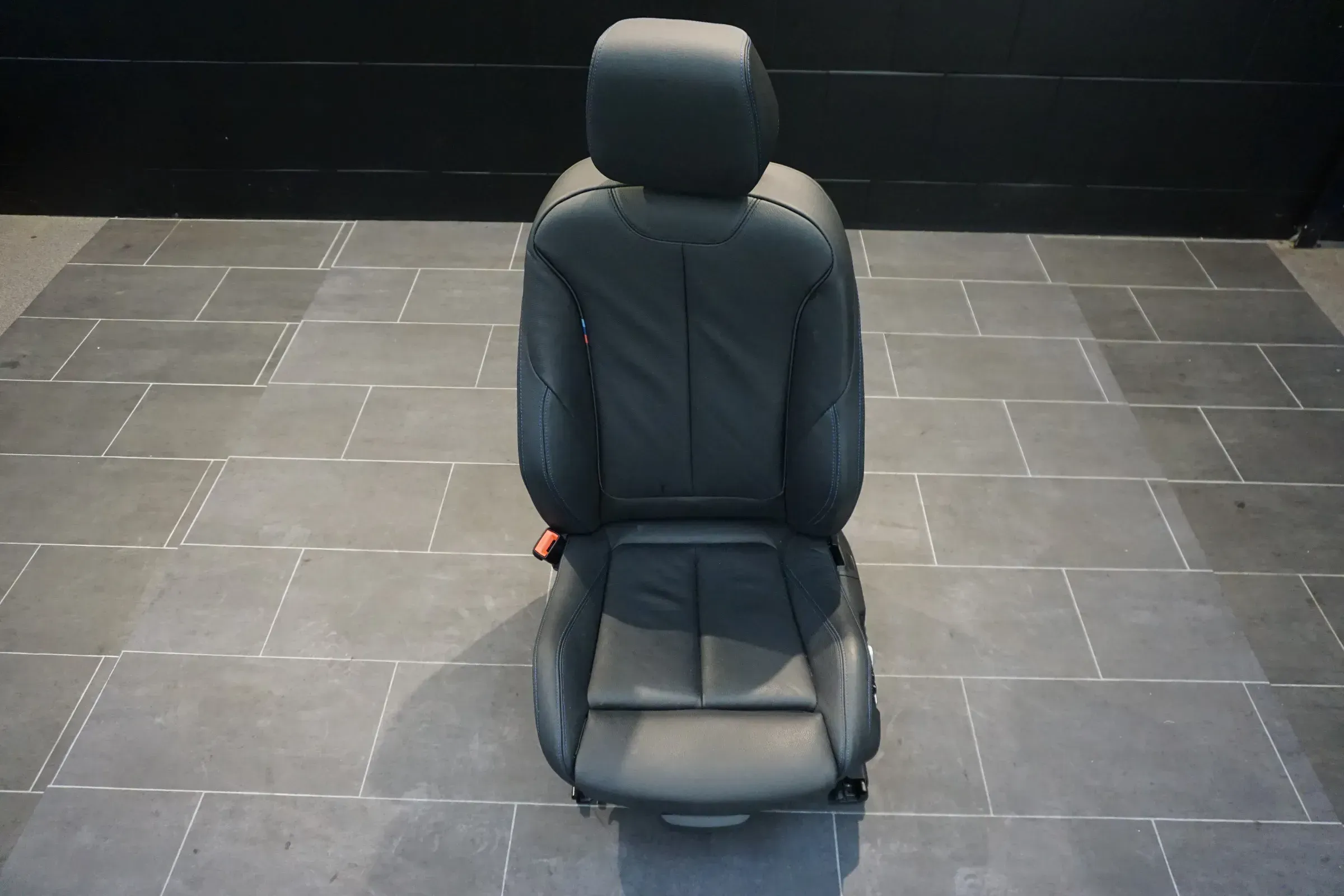 BMW F20 Sitz vorne Links Leder Schwarz Rote Naht Sitzheizung Sport M Paket 2018 - Bild 1
