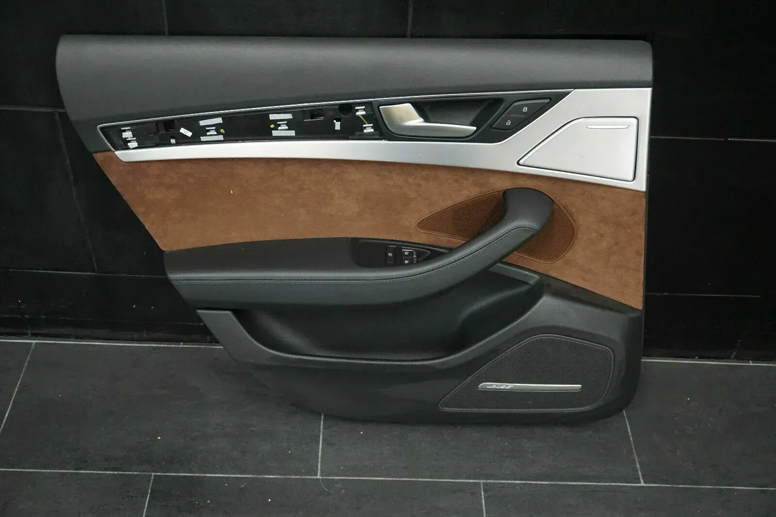 Audi A8 4H D4 Türverkleidung Schwarz Alcantara braun hinten links 4H0867017 - Bild 1
