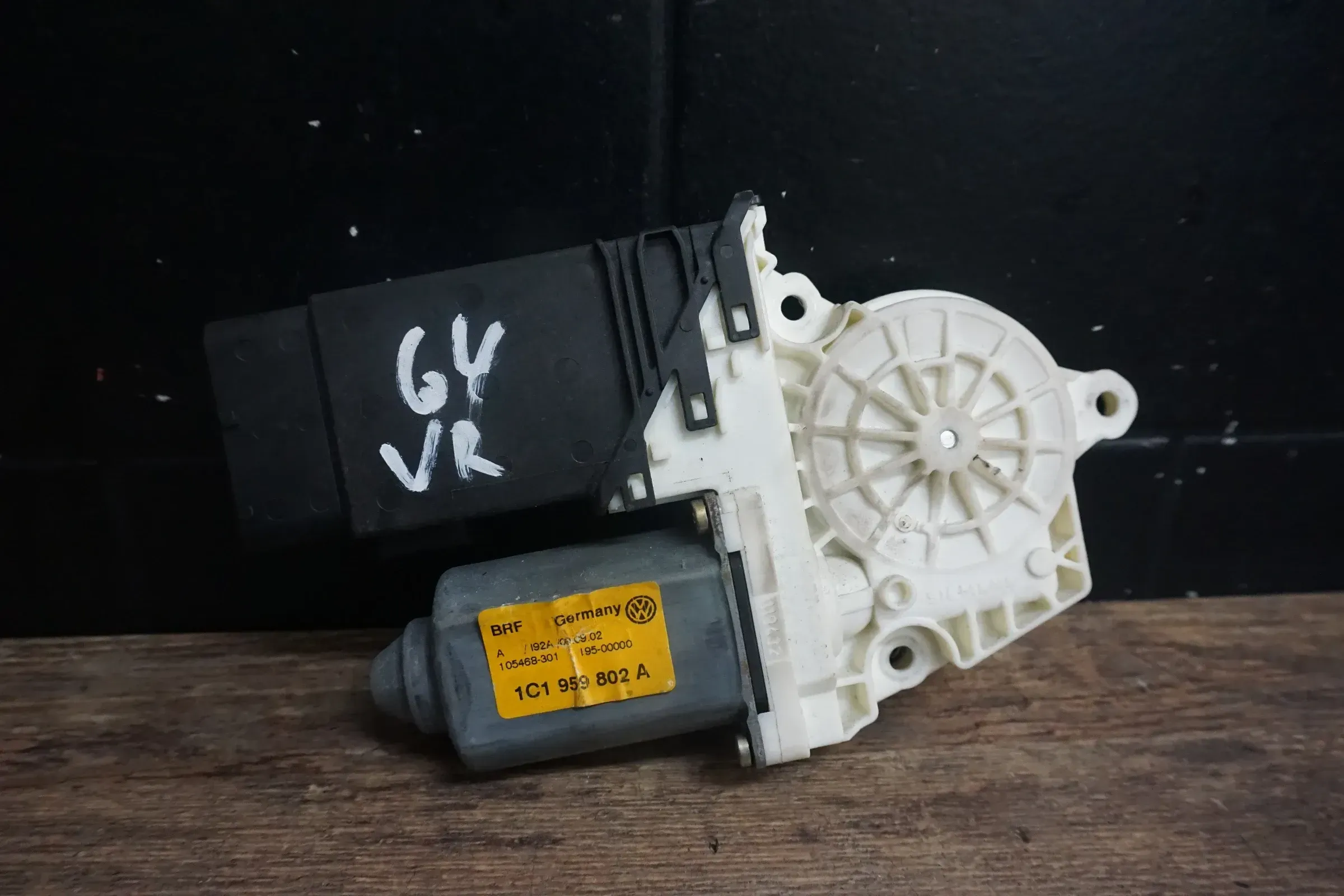 Motor Fensterheber vorne rechts für VW GOLF IV (1J1) 1.4 16V 1C1959802A - Bild 1