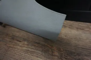 VW Touareg 7L Abdeckung Verkleidung Parkbremse vorne links grau 7L6858903 - Bild 2