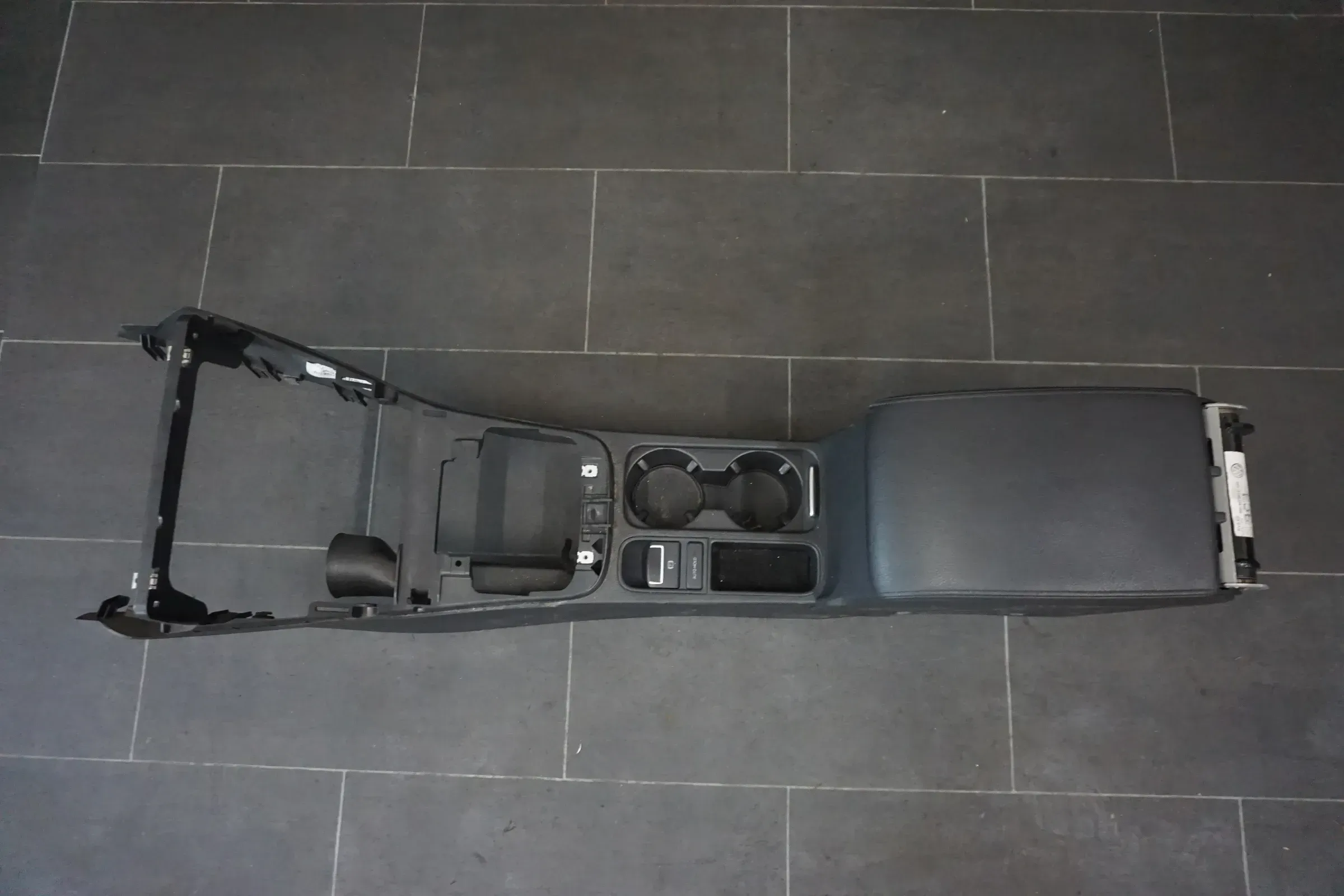 VW Tiguan 5N Seat Alhambra Mittelkonsole Oberteil Armlehne 5M0864207E - Bild 1