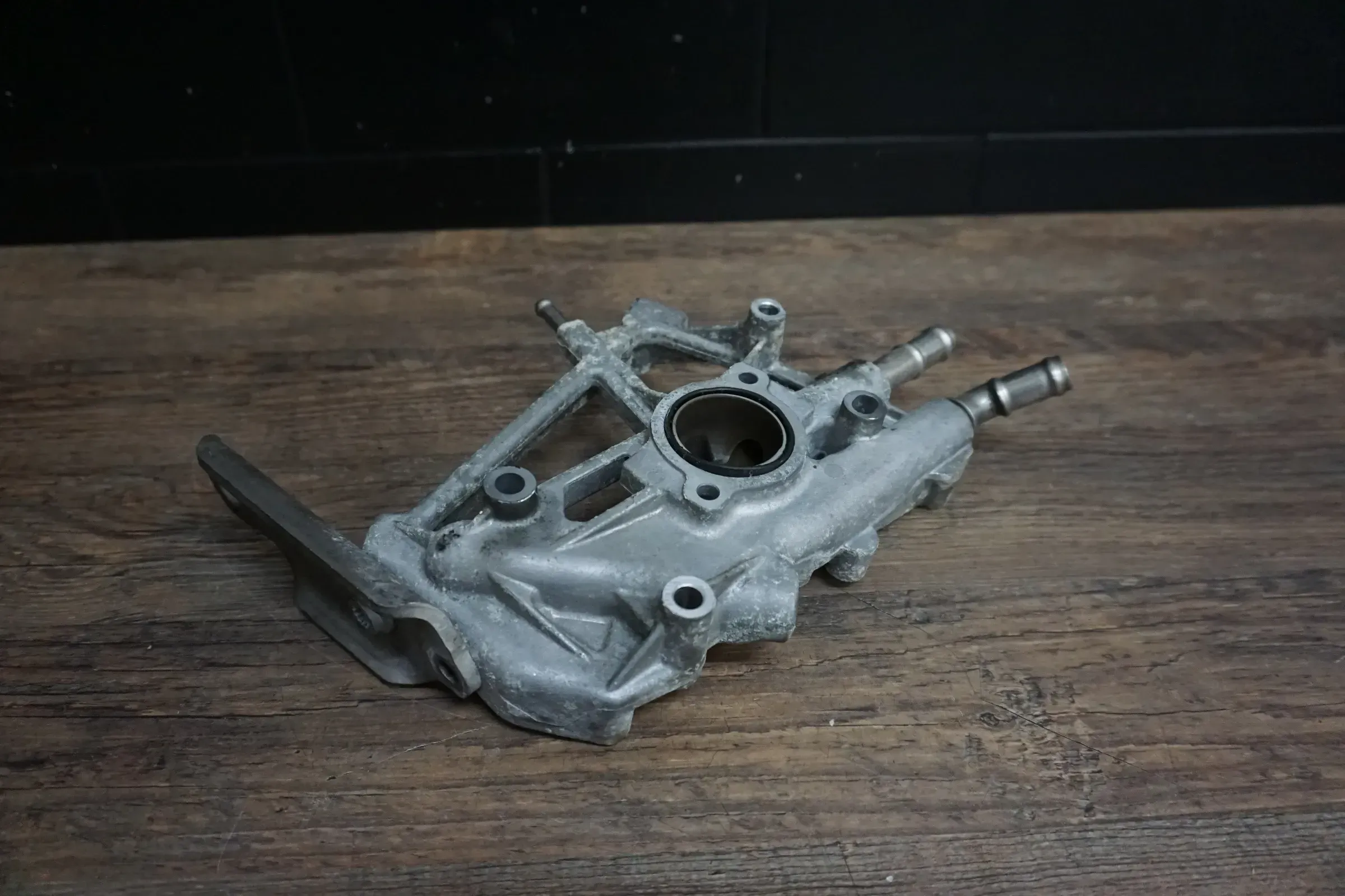 VW Bus T6 TDI AGR Halter für Kühler Abgasrückführungskühler 04L131425E - Bild 1