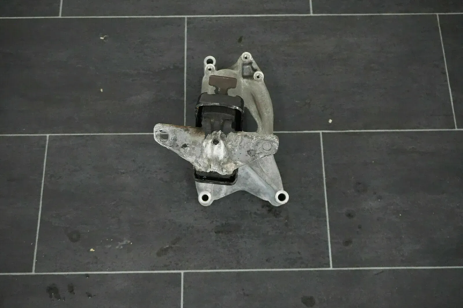 VW Amarok 2.0 TDI Stütze Motorstütze Motorhalter rechts 03L199308E - Bild 1