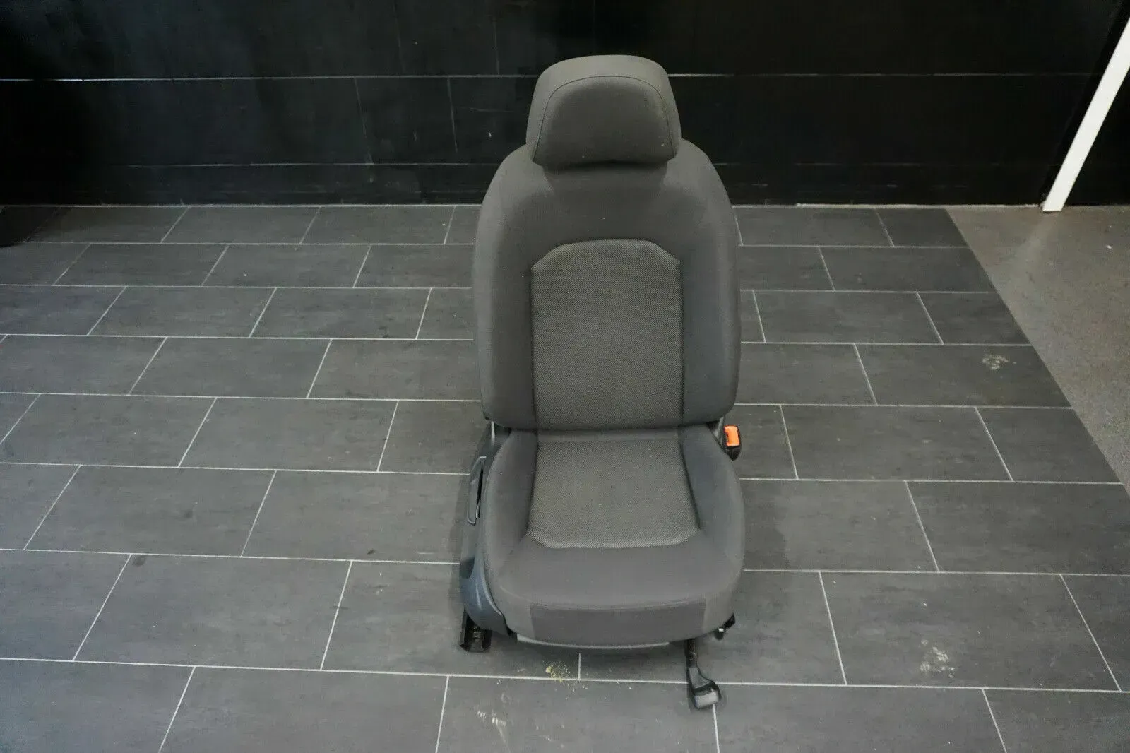 Audi A3 8V Sportback Sitz Sitzpolster Vorne Rechts Sitzbezüg Stoff schwarz - Bild 1