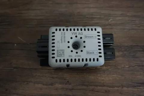 Background image for Original VW Seat Skoda Frequenzfilter 5Q0035570 Antenne Verstärker Entstörfilter