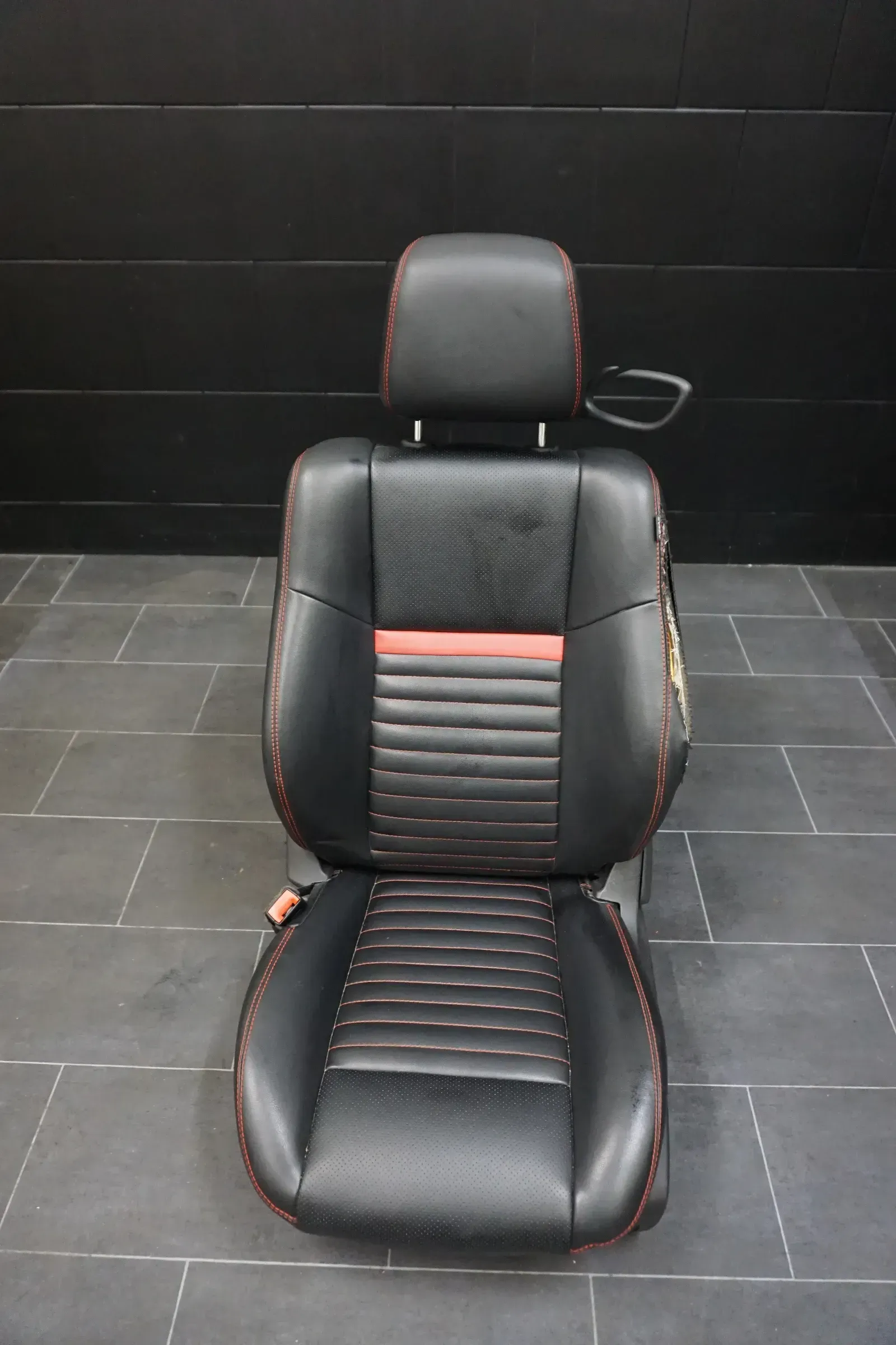Dodge Challenger R/T 14 Sitz Fahrersitz Leder Sitzheizung Links Schwarz Rot - Bild 1