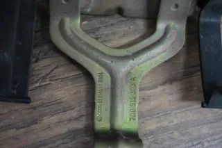 T4 Sicherungskasten Batterie Halter 7D0915303A VW Sicherungsträger - Bild 3
