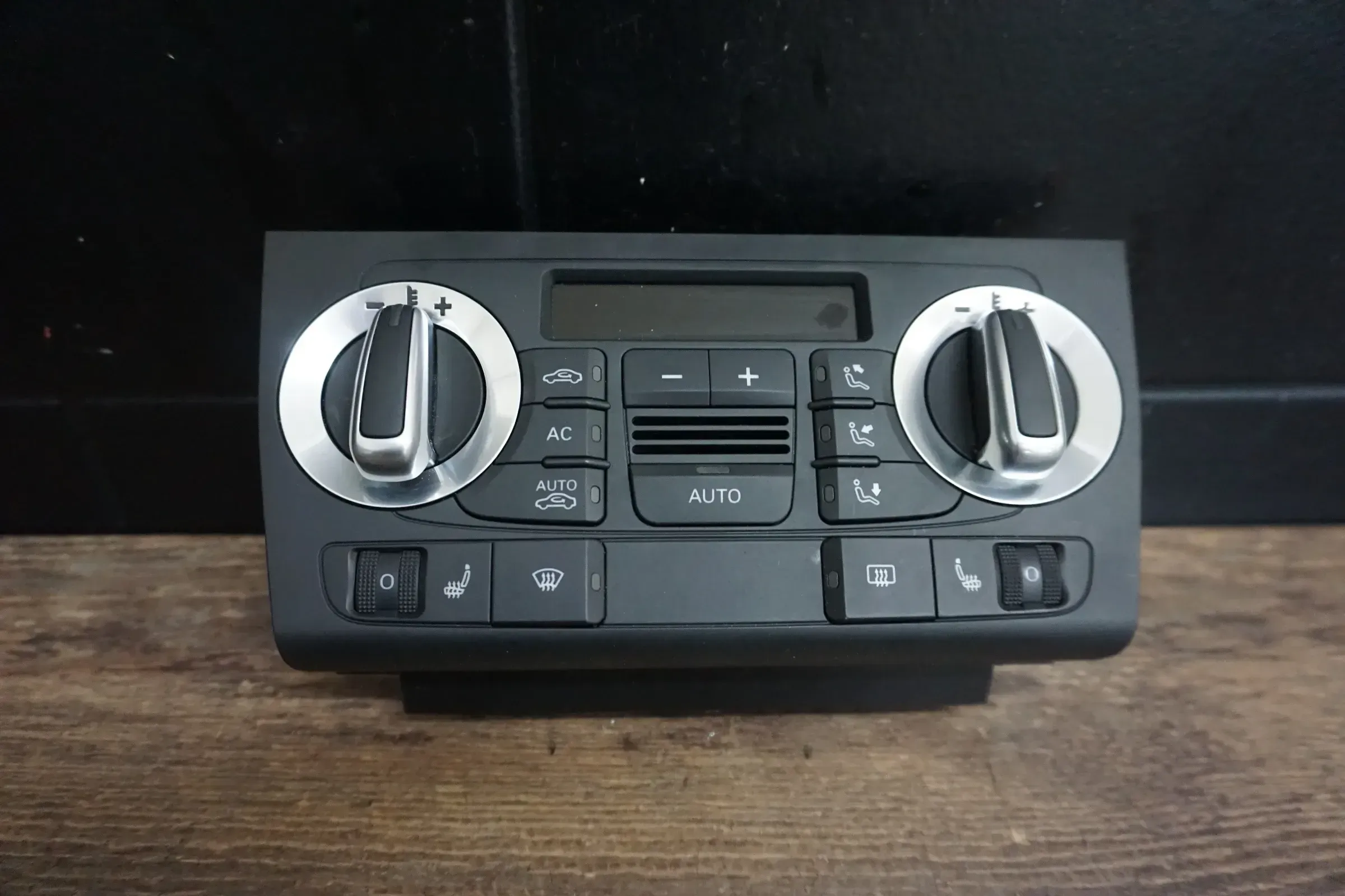 Audi A3 8P Facel. Klimabedienteil Klima Bedienteil Sitzheizung 2-Din 8P0820043BN - Bild 1