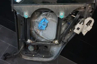 VW Touareg 7L Fensterheber hinten links 7L0839353D Türrahmen - Bild 4