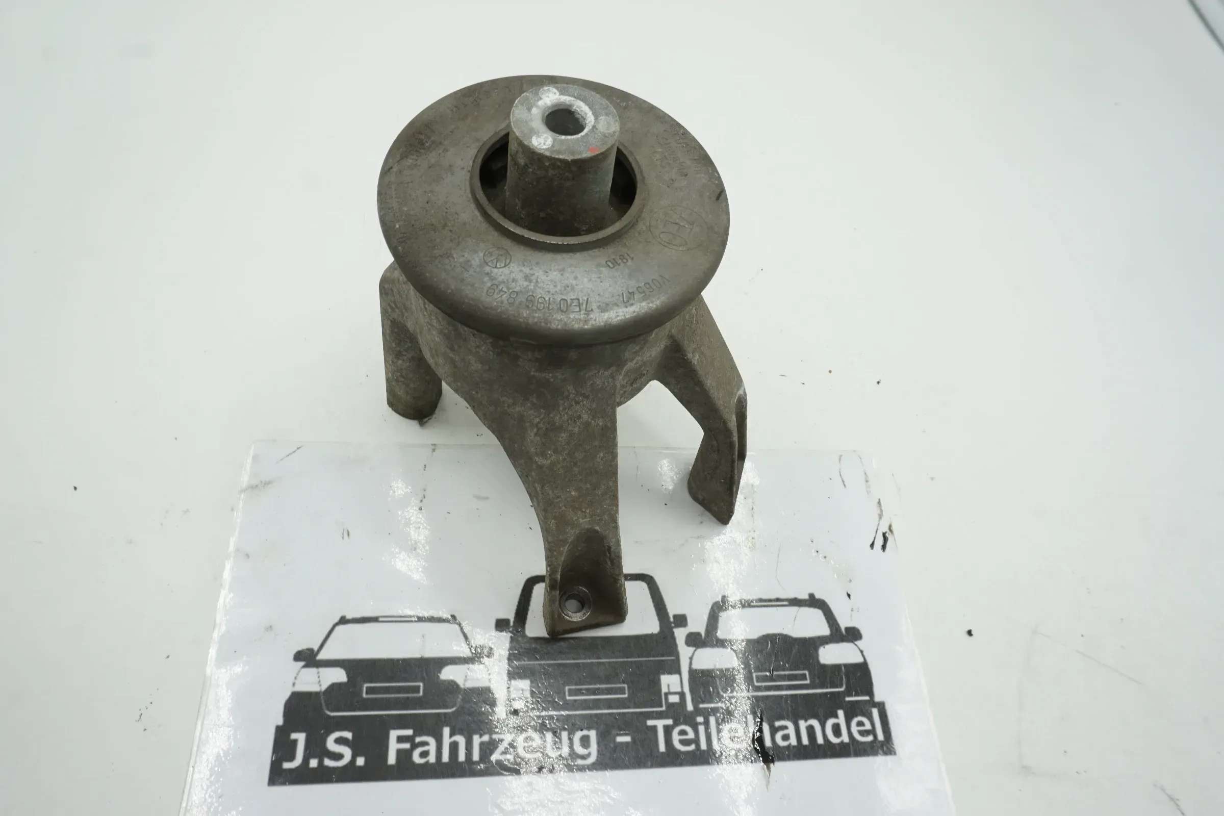 Volkswagen Transporter Caravelle T5 2011 Diesel Halterung Lager Motor 7E0199849 - Bild 1