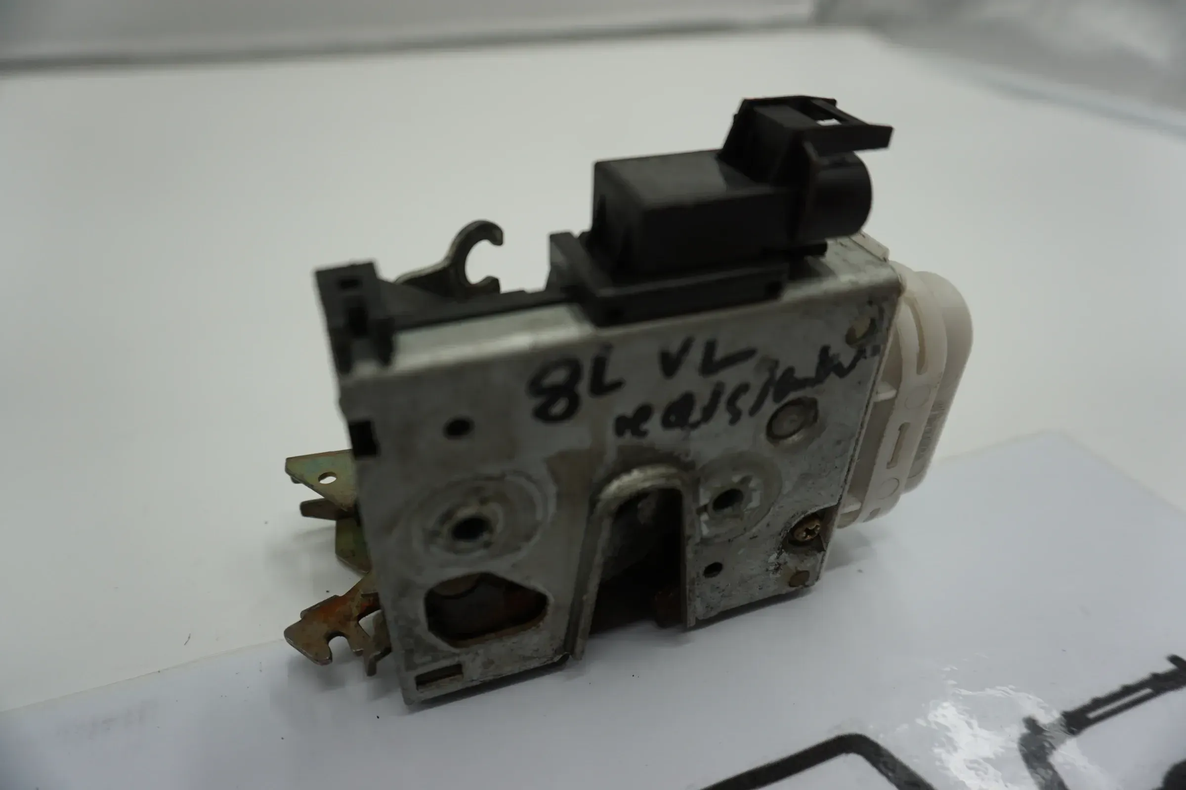 AUDI A4 B5 8D Avant Bj 99 Pumpe ZV Zentralverriegelung 8L2837015B - Bild 1