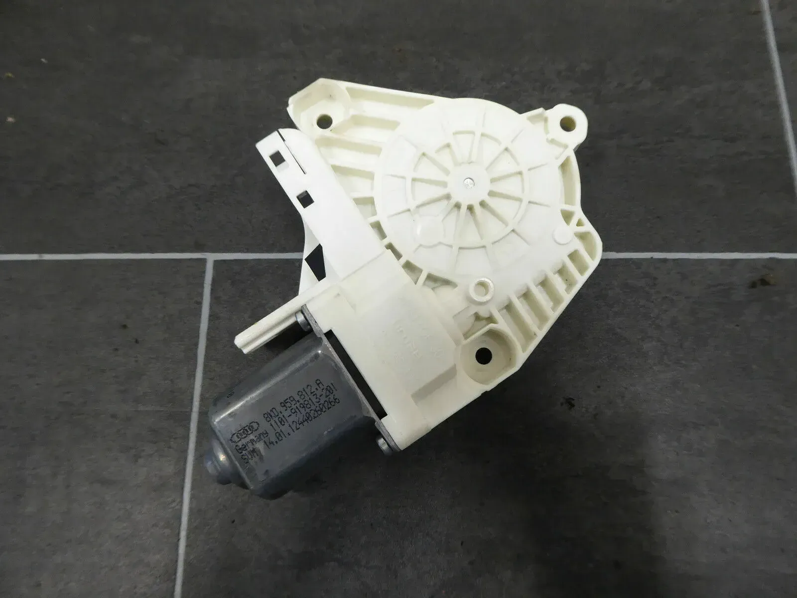 Audi A4 S4 8K A5 A6 Q7 RS6 Fensterhebermotor hinten rechts 8K0959812A - Bild 1