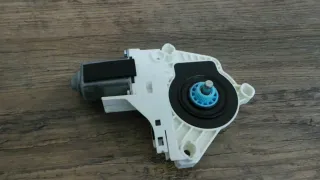 Audi A4 S4 8K A5 A6 Q7 RS6 Fensterhebermotor hinten rechts 8K0959812A - Bild 2