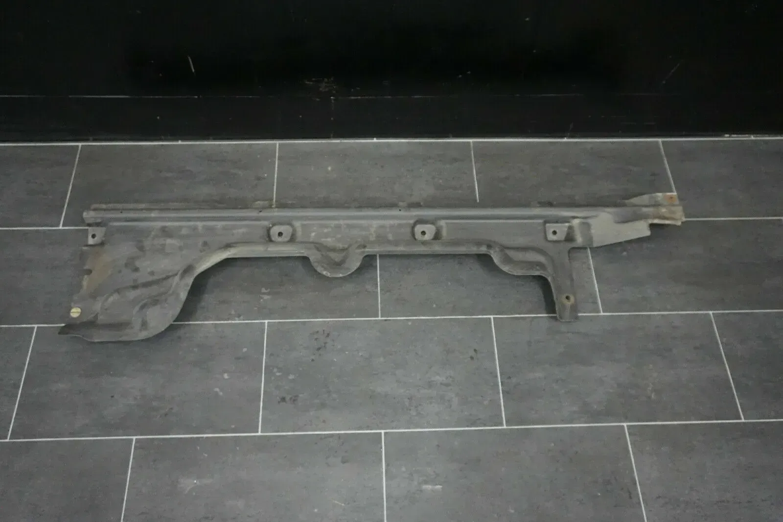 VW T5-Abdeckung Unterbodenverkleidung links hi Radstand 3000 mm - 7H0825209B - Bild 1