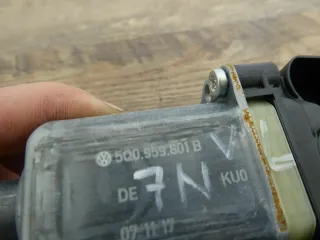 Skoda Octavia III 5E 5E5 el Fensterhebermotor vorne links 0130822717 5Q0959801B - Bild 3