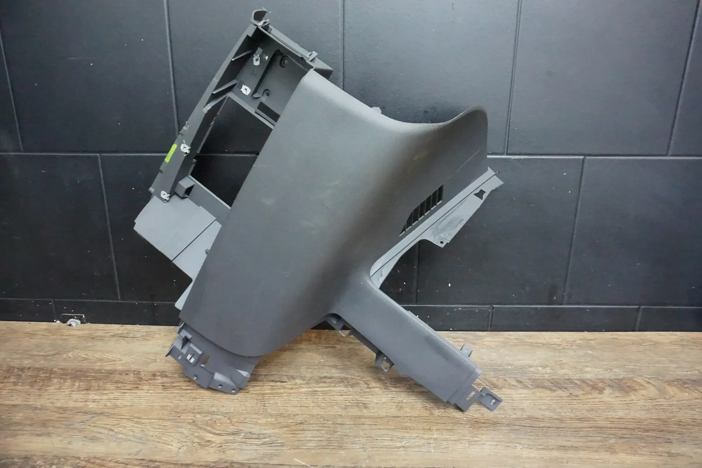 VW T5 Multivan Verkleidung Blende Fußraum unten Mitte 7H5858335D anthrazit - Bild 1