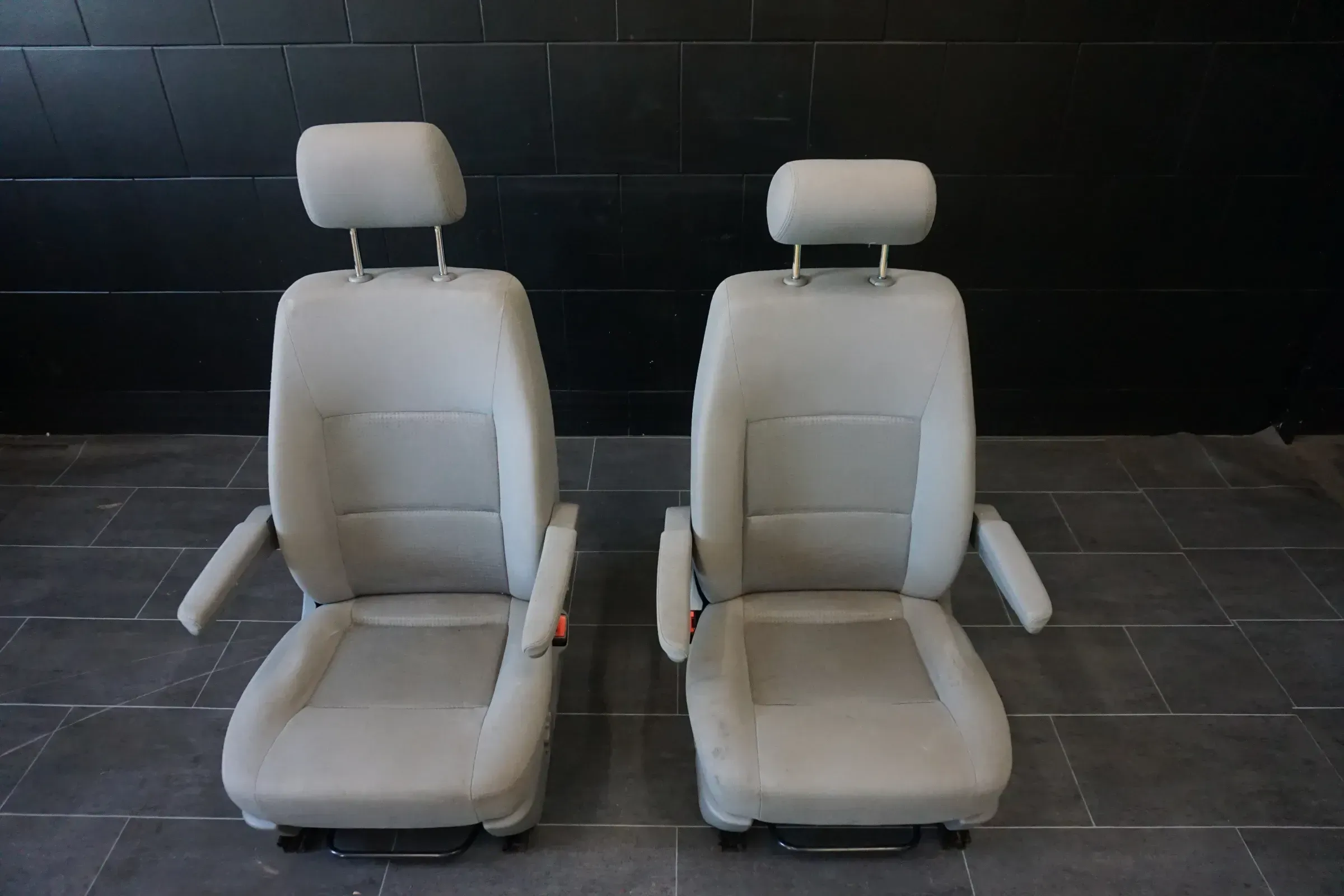 VW T5 T6 T6.1 Komfortsitze Multivan Armlehne Stoff grau Pilotensitz Sitze SHZ - Bild 1