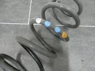 2x Audi A1 8X Fahrwerksfedern Federn hinten Kennung 1xweis 2xblau 1xorange - Bild 5