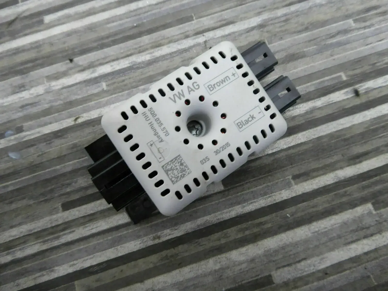 Orig. VW Golf 7 5G VII Variant GTD Antennenverstärker Entstörfilter 5Q0035570 - Bild 1