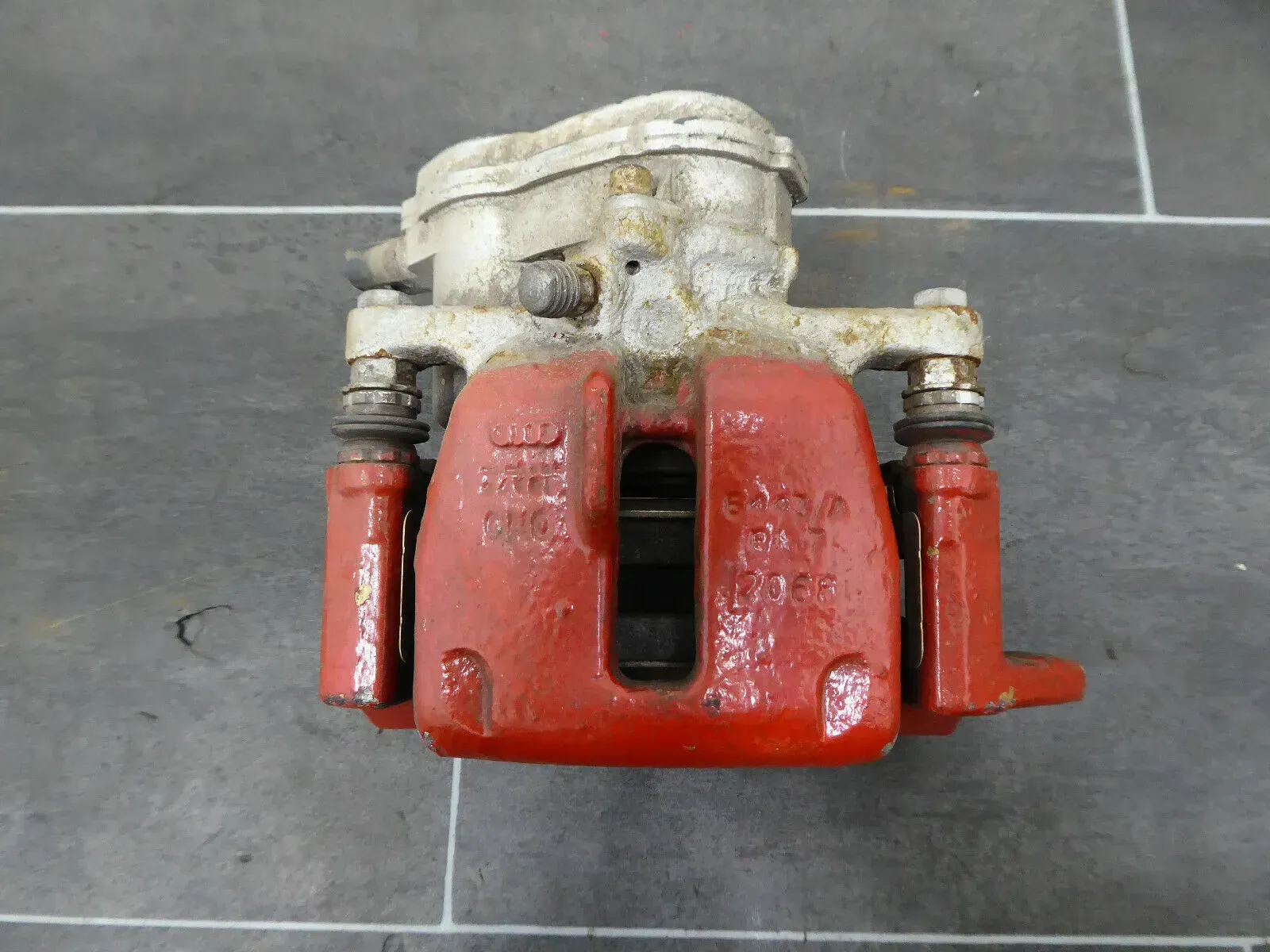 Audi A4 8K A5 Q5 8R Bremssattel Bremse Beläge hinten rechts - Bild 1