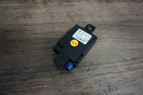 Background image for VW Golf 7 VII 5G Spannungstabilisator Spannungswandler USB 5G0035954