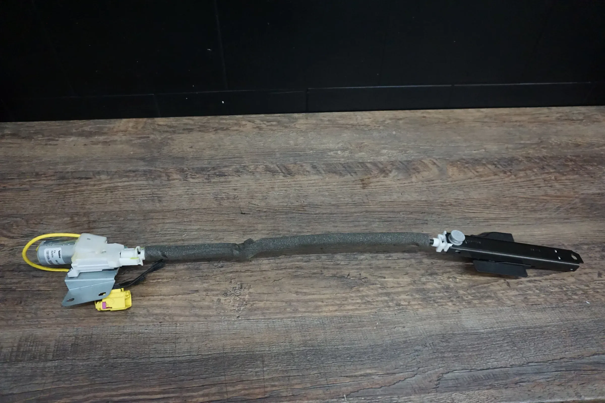 VW Phaeton 3D Stellmotor Gurtverstellung Sicherheitsgurt vorne rechts 560973354D - Bild 1