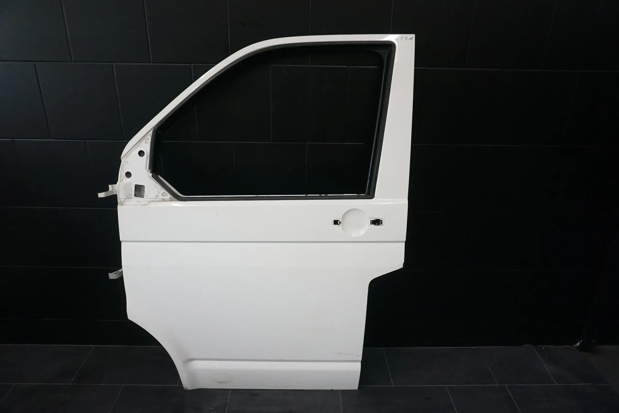 Weiß LB9A Tür rechts vorne VW Weiß LB9A Tür rechts vorne VW Transporter T6 Kasten 7E0831056F 2.0 TDIT6 Kasten 7E0831056F 2.0 TDI weiß - Bild 1