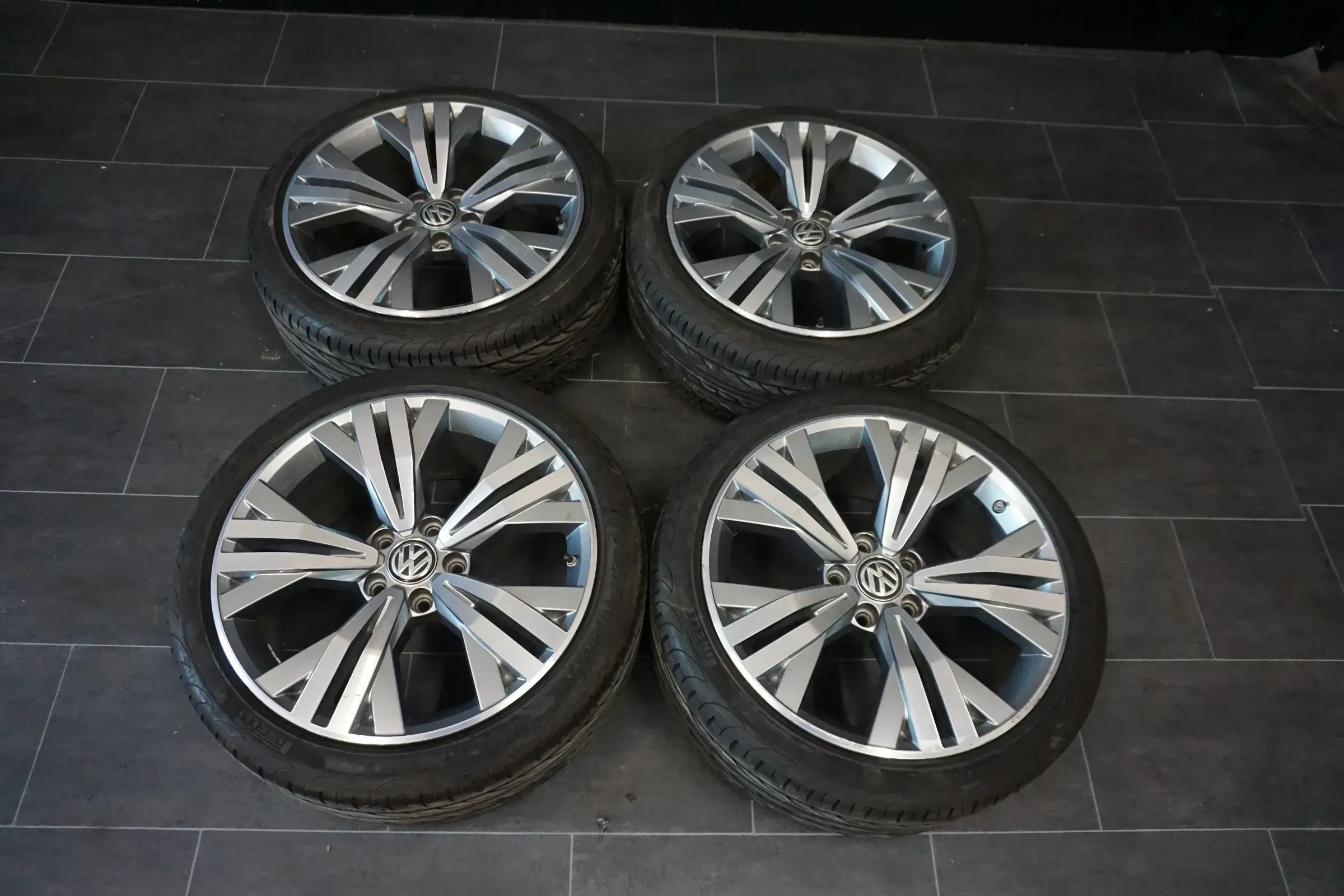 VW Passat Golf 6 VI 7 VII 3G0601025BK 225/40 R18 96V Pirelli  Felgen Sommerräder - Bild 1