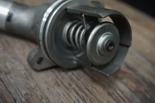 Audi A4 8E A6 4F A8 4E Kühlmittelregler 06C121111E Schlauch 3.0 TFSI Pumpe - Bild 2