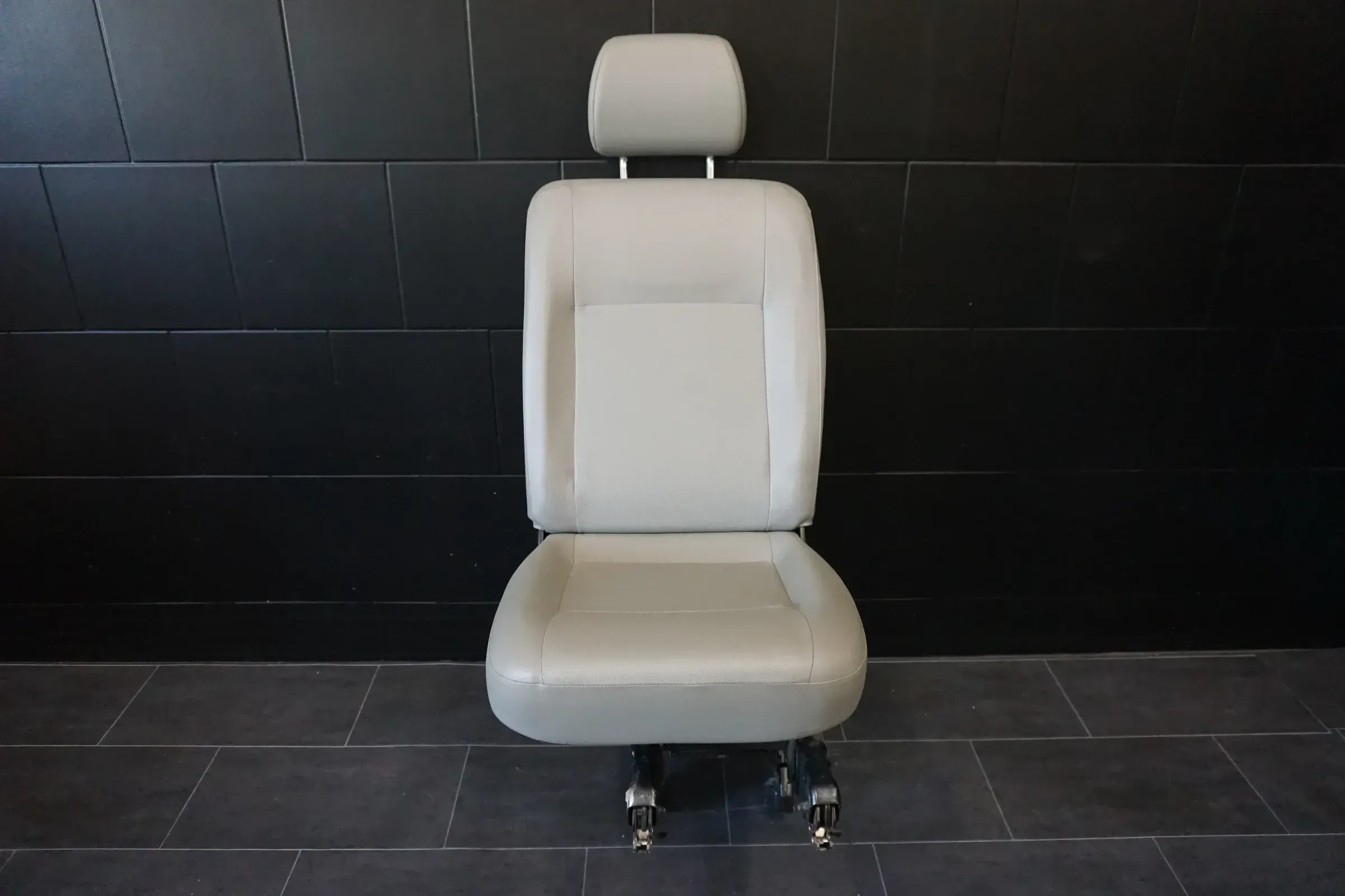 Einzelsitz hinten 2te Reihe VW T5 Caravelle Fenster 9 Sitzer 2013 Leder Sitz - Bild 1