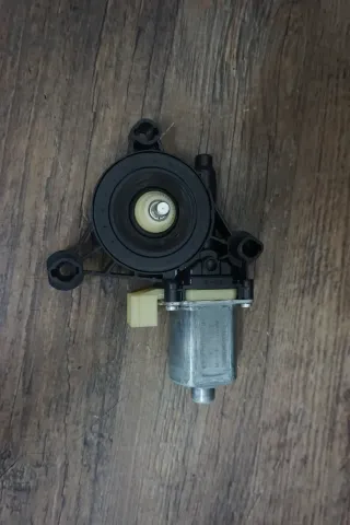 Audi A3 RS3 VW Tiguan Skoda Octavia 5E Fensterhebermotor vorne links 5Q0959801B - Bild 2