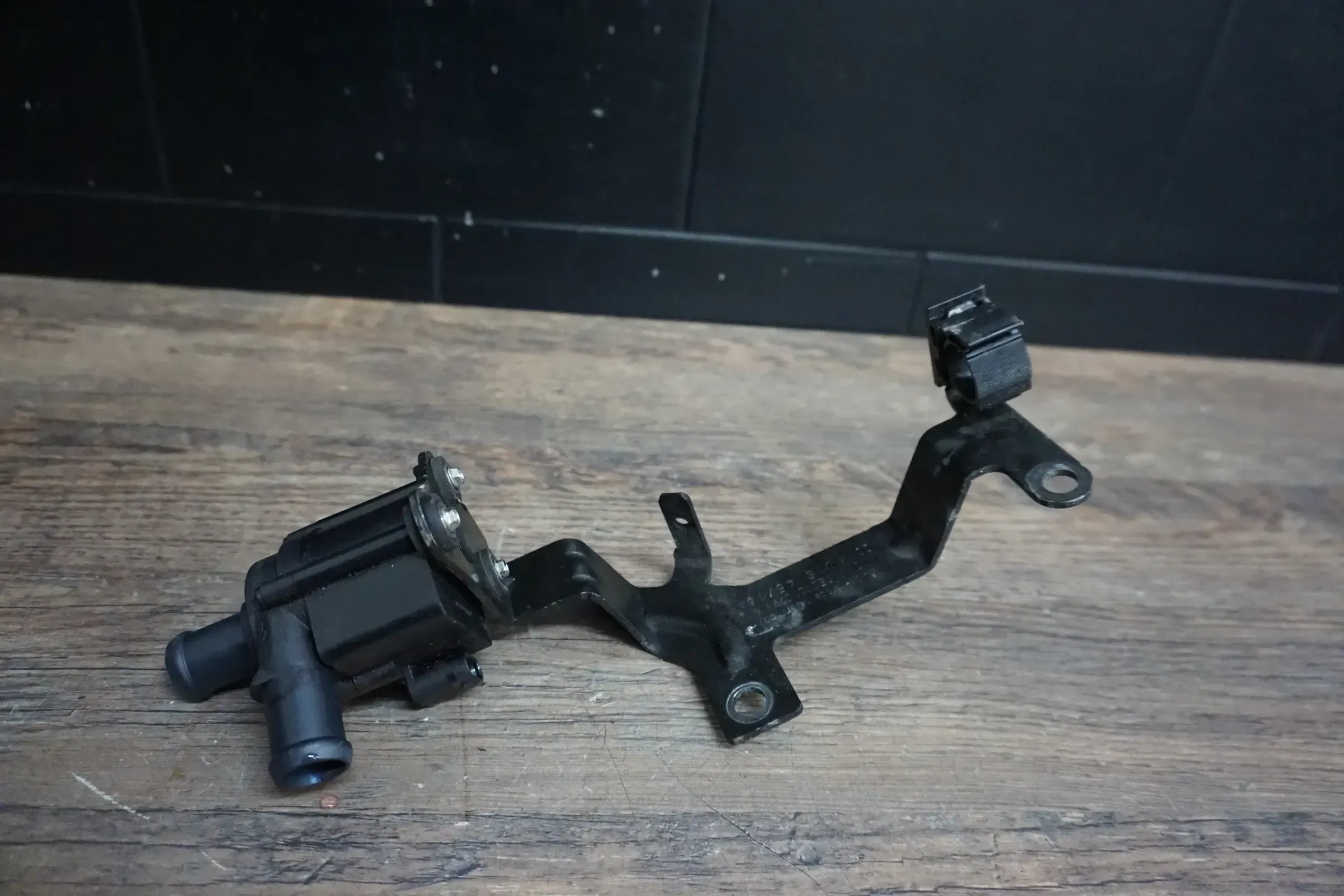 Original VW Zusatzwasserpumpe Wasserpumpe VW AUDI SEAT SKODA 5Q0965561B - Bild 1