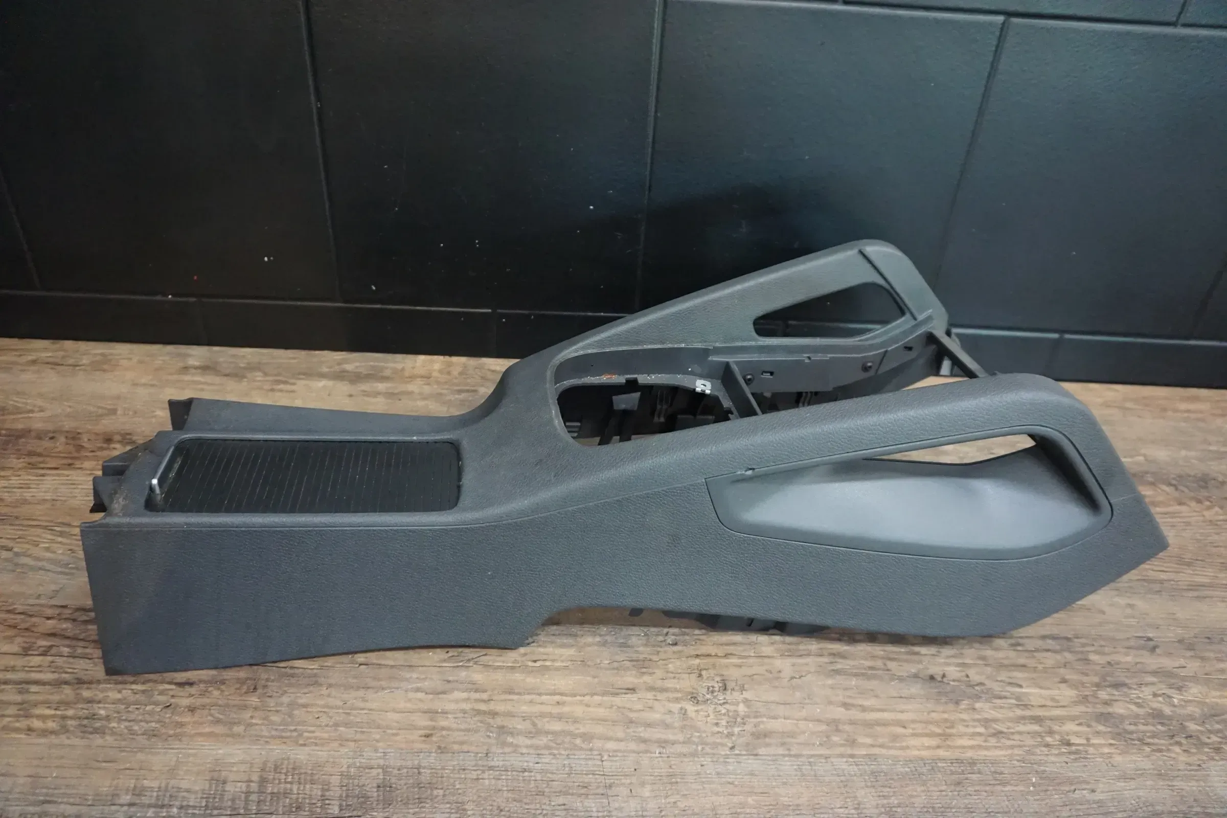 VW Golf 5 V 1K Mittelkonsole Mitteltunnel um Schaltung schwarz 1K0863243A - Bild 1