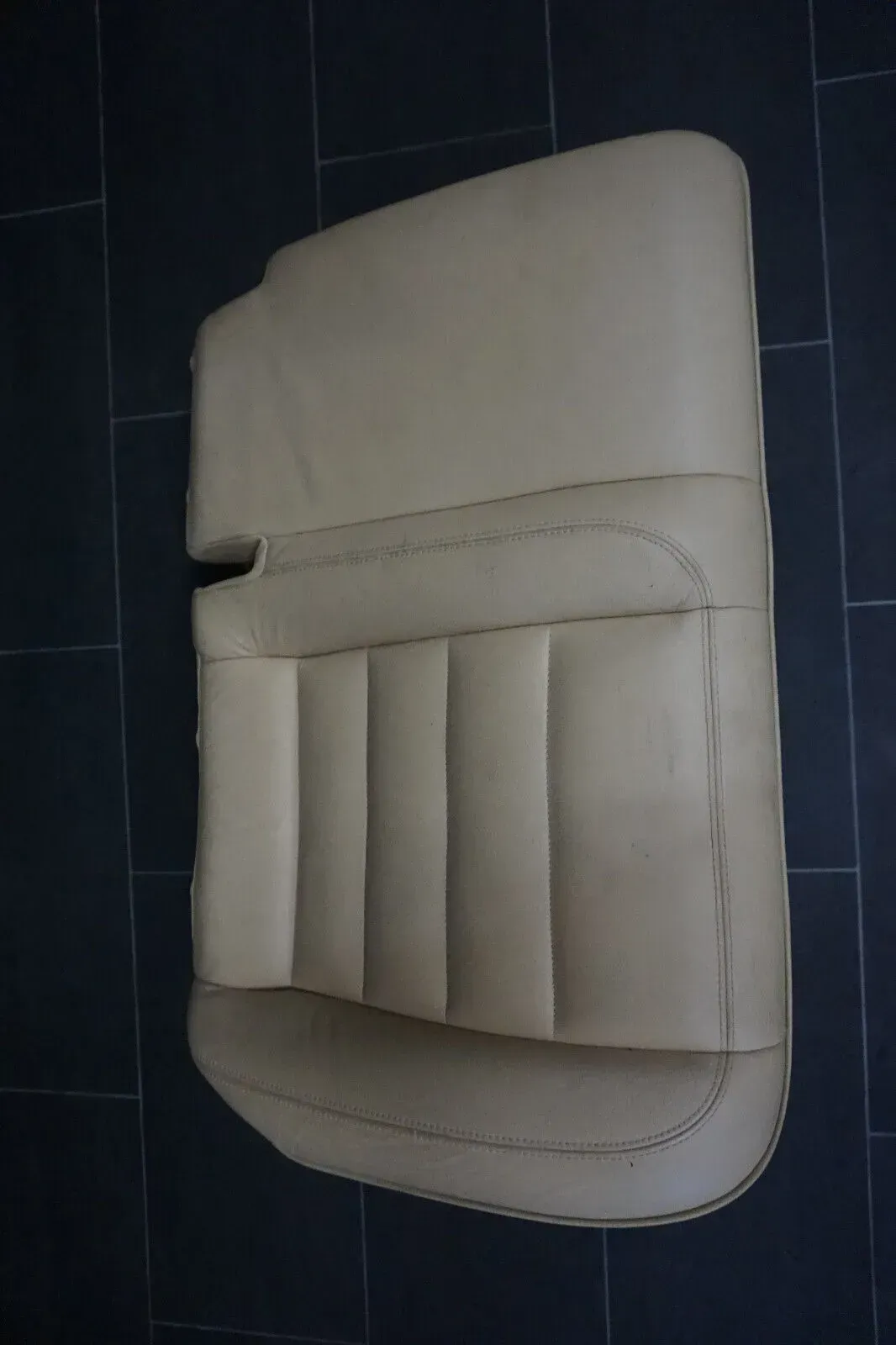 VW Touareg 7L Rücksitzbank Unten Unterteil beige Hinten Rechts Sitzbank - Bild 1