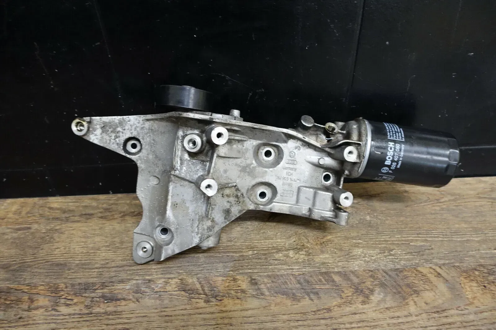 Audi VW Oelbehälter Halter Oelfilter Oeleinheit 06J903143J - Bild 1