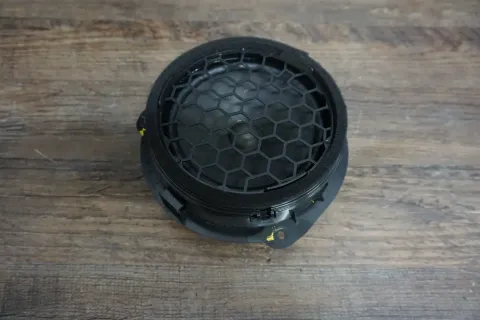 Background image for Audi A3 8V Lautsprecher Türlautsprecher Speaker 8V4035411