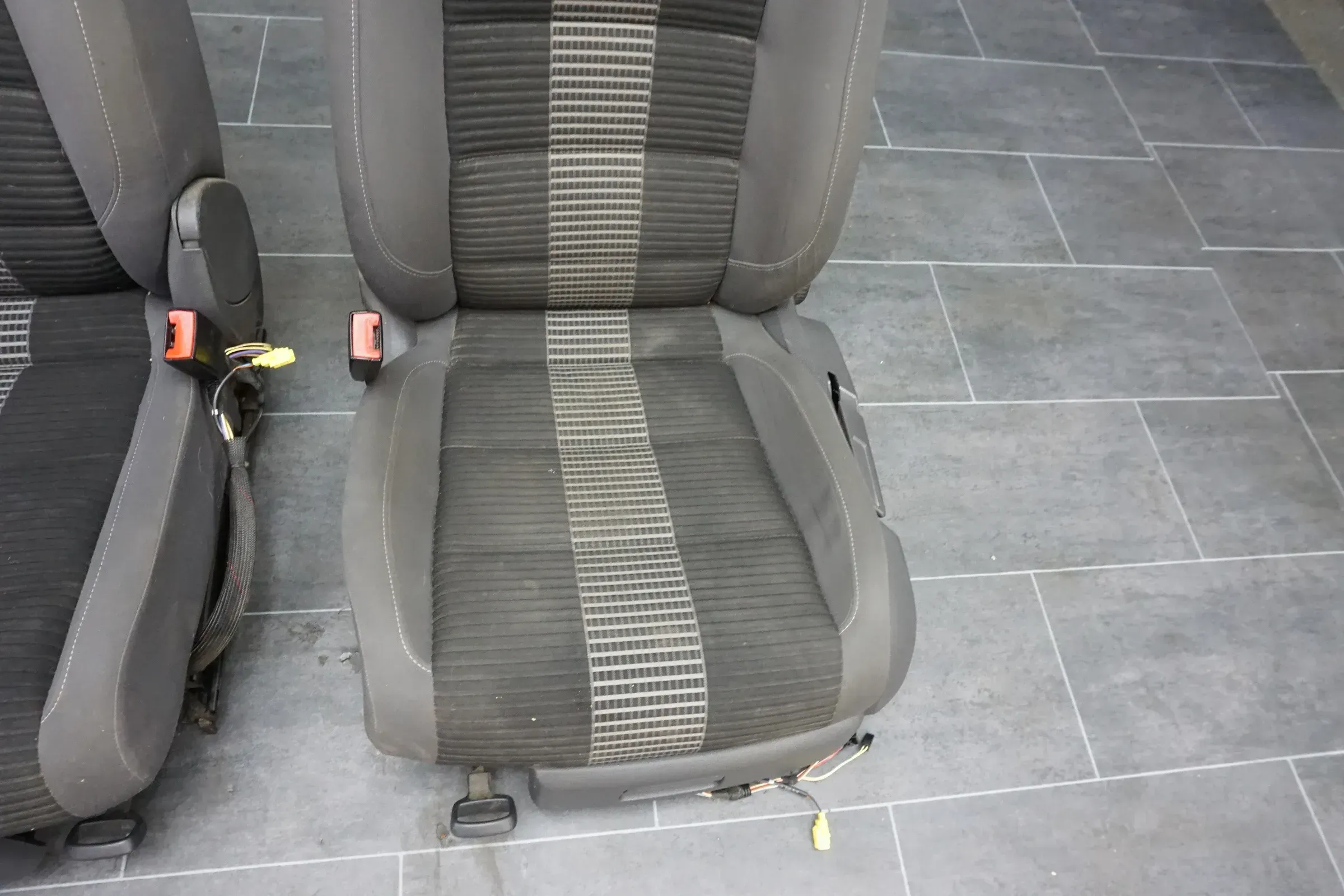 original Sitze vorne Stoff schwarz Seitenairbag Sitzheizung VW Touran 1T1 - Bild 1