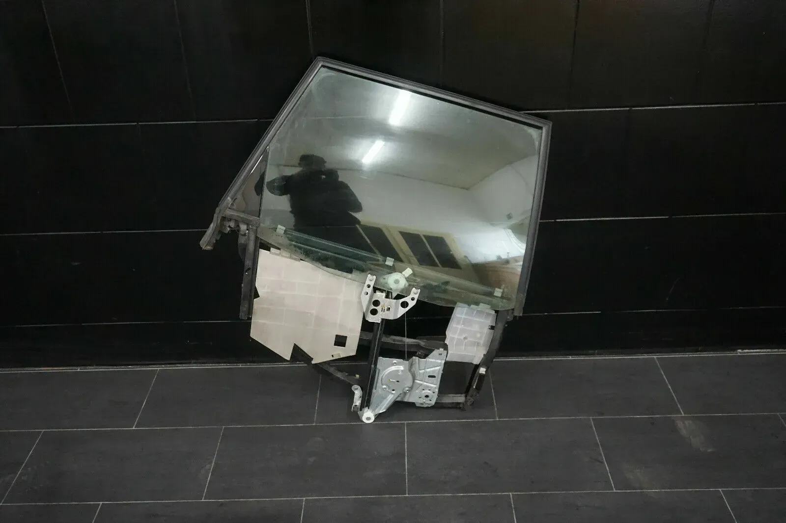 Audi A4 B5 Avant Seitenscheibe Fensterrahmen Fensterheber Hinten rechts - Bild 1