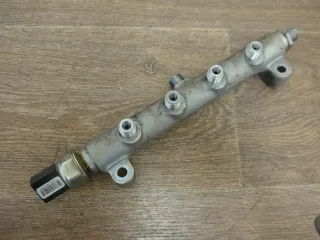 057130089Q Einspritzleiste Kraftstoffverteiler links 4,2 V8 TDi CCF Audi Q7 - Bild 2