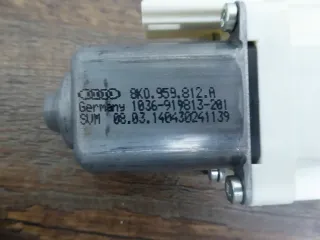 Original Audi A4 8K Fensterhebermotor hinten rechts 8K0959812A - Bild 4