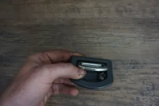 Audi A4 B7 Heck Kofferraum Gepäckriemen Haken Halter 8E0864203 - Bild 3