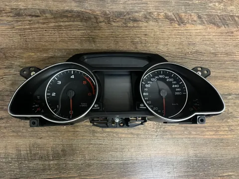 Background image for Tacho Kombiinstrument Audi A5 8T 3.0 TDI Automatik 8T0920931M