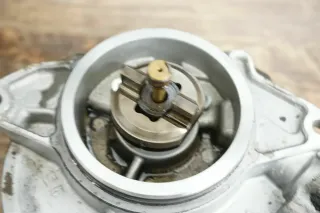 Audi Q7 4L 4.2 TDI VW Touareg Unterdruckpumpe Pumpe 057145100AK Vakuumpumpe - Bild 2