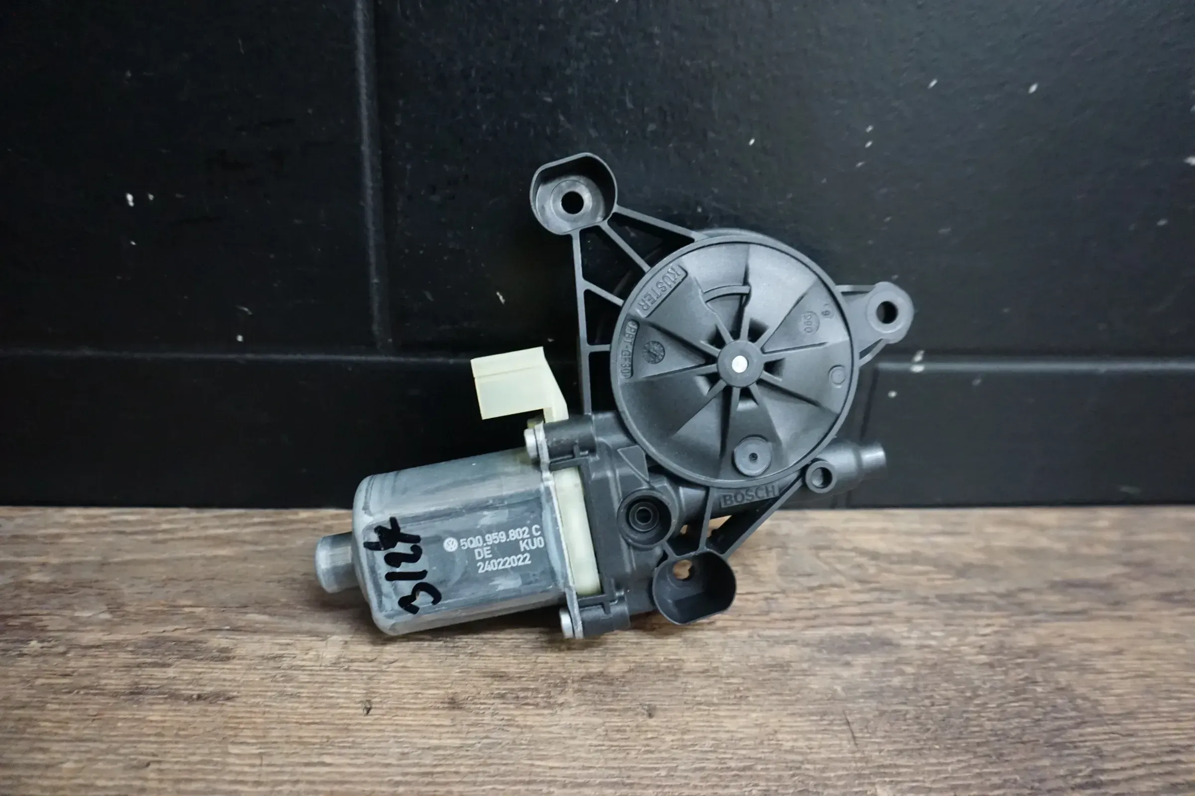 VW Touran II 5T Fensterhebermotor Fensterheber Motor vorne rechts 5Q0959802C - Bild 1