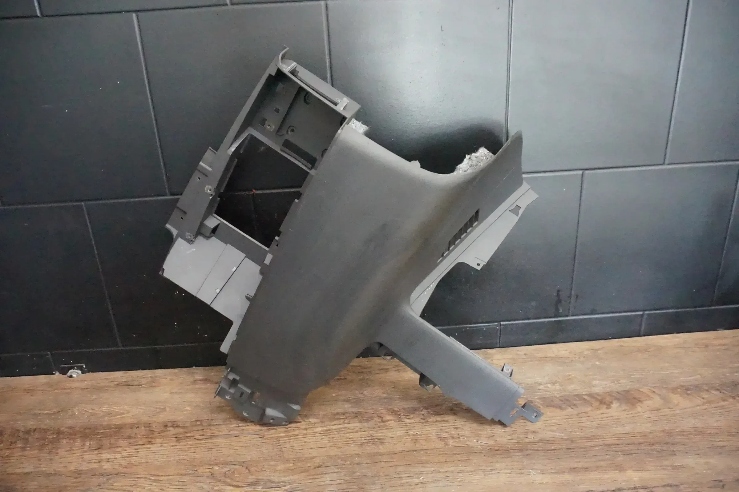 VW T5 Multivan Verkleidung Blende Fußraum unten Mitte hellgrau 7H5858335D - Bild 1
