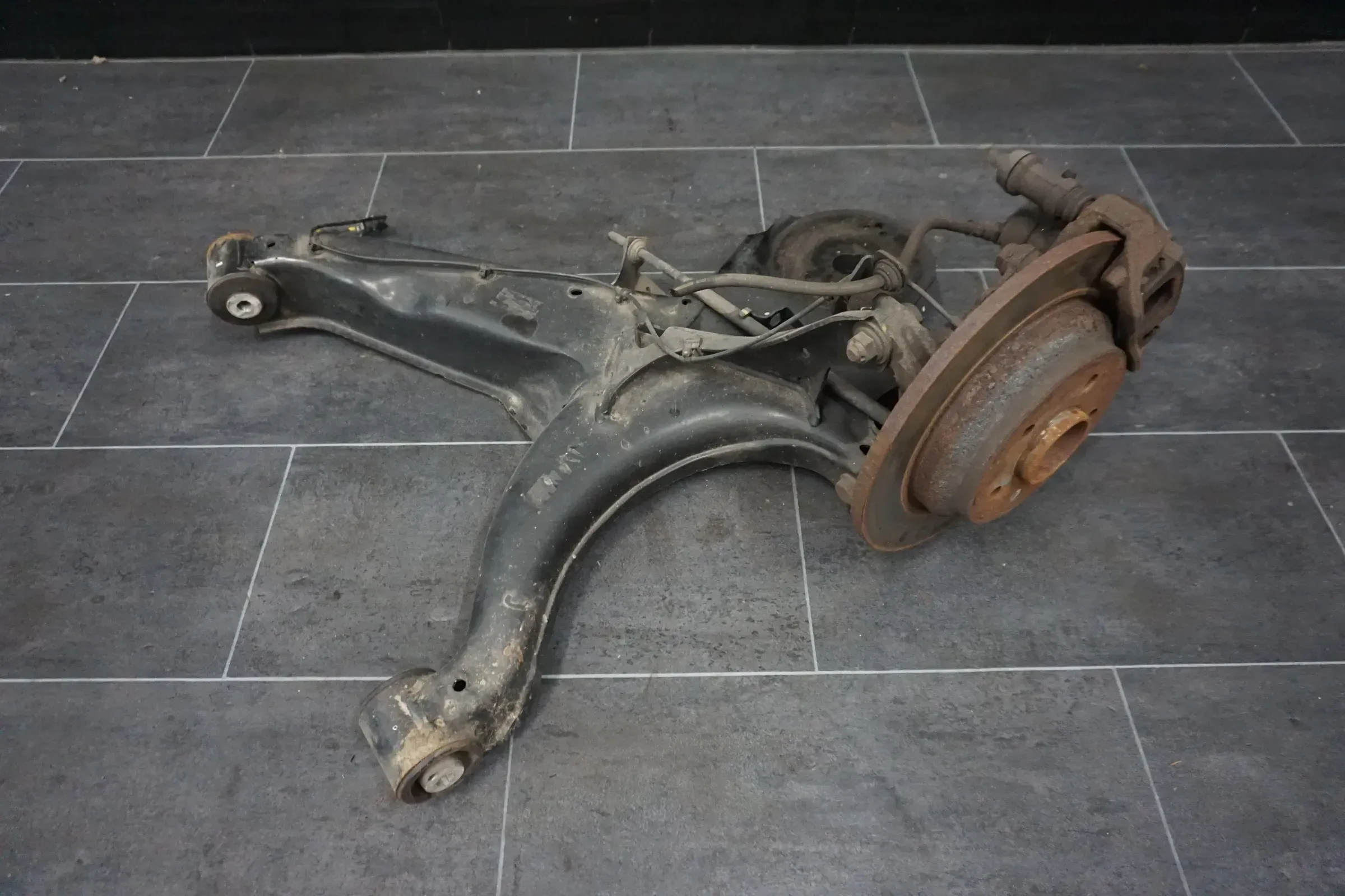 MERCEDES VITO W447 Achsschenkel links hinten A4473570206 Querlenker - Bild 1